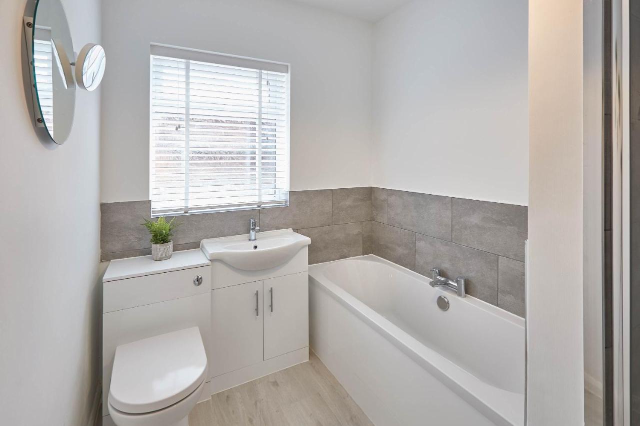 Host & Stay - Endeavour Apartments Уитби Екстериор снимка